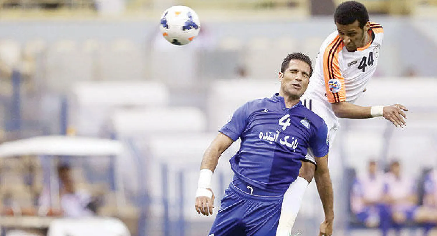 مهند عسيري مهاجم الشباب في إحدى محاولاته التهديفية ضد المرمى الإيراني (تصوير: عبدالعزيز النومان)