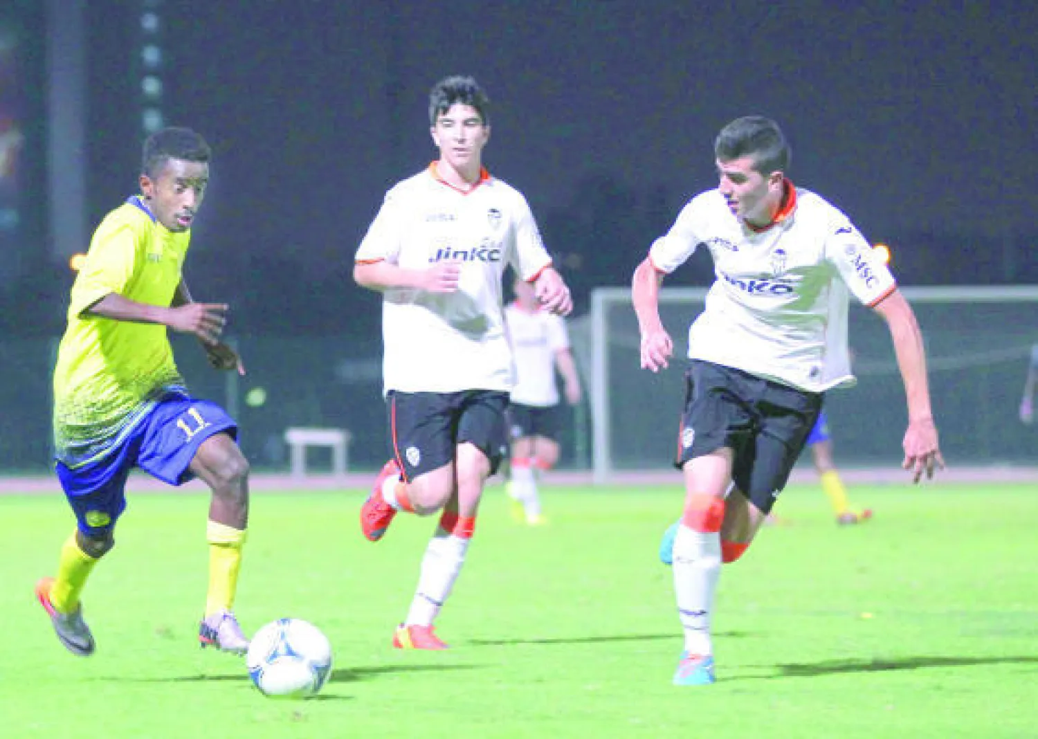 من مباراة فريق الناشئين النصراوي وفالنسيا في بطولة دبي الدولية