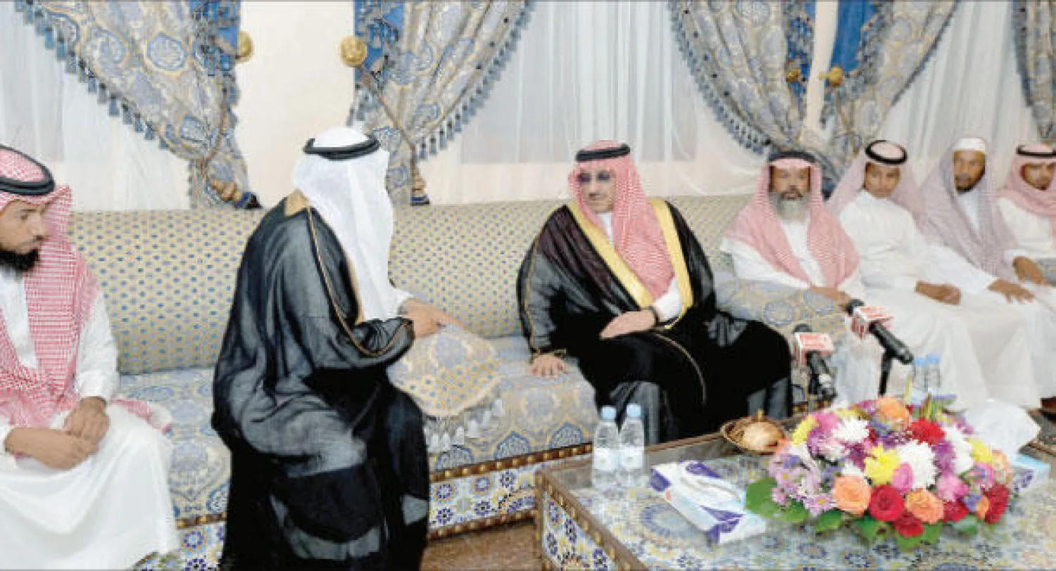 الأمير محمد بن نايف ينقل تعازي القيادة السعودية لذوي وأسرة الجندي الفقيد محمد خبراني خلال زيارته لمنزل الأسرة في جازان مساء أمس (واس)
