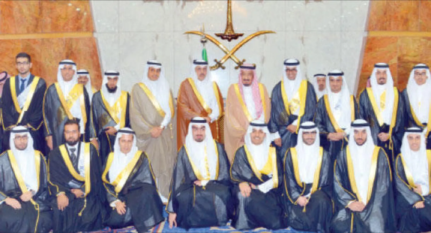 الأمير سلمان بن عبد العزيز في صورة تذكارية تجمعه بخريجي جامعة الأمير سلطان (واس)