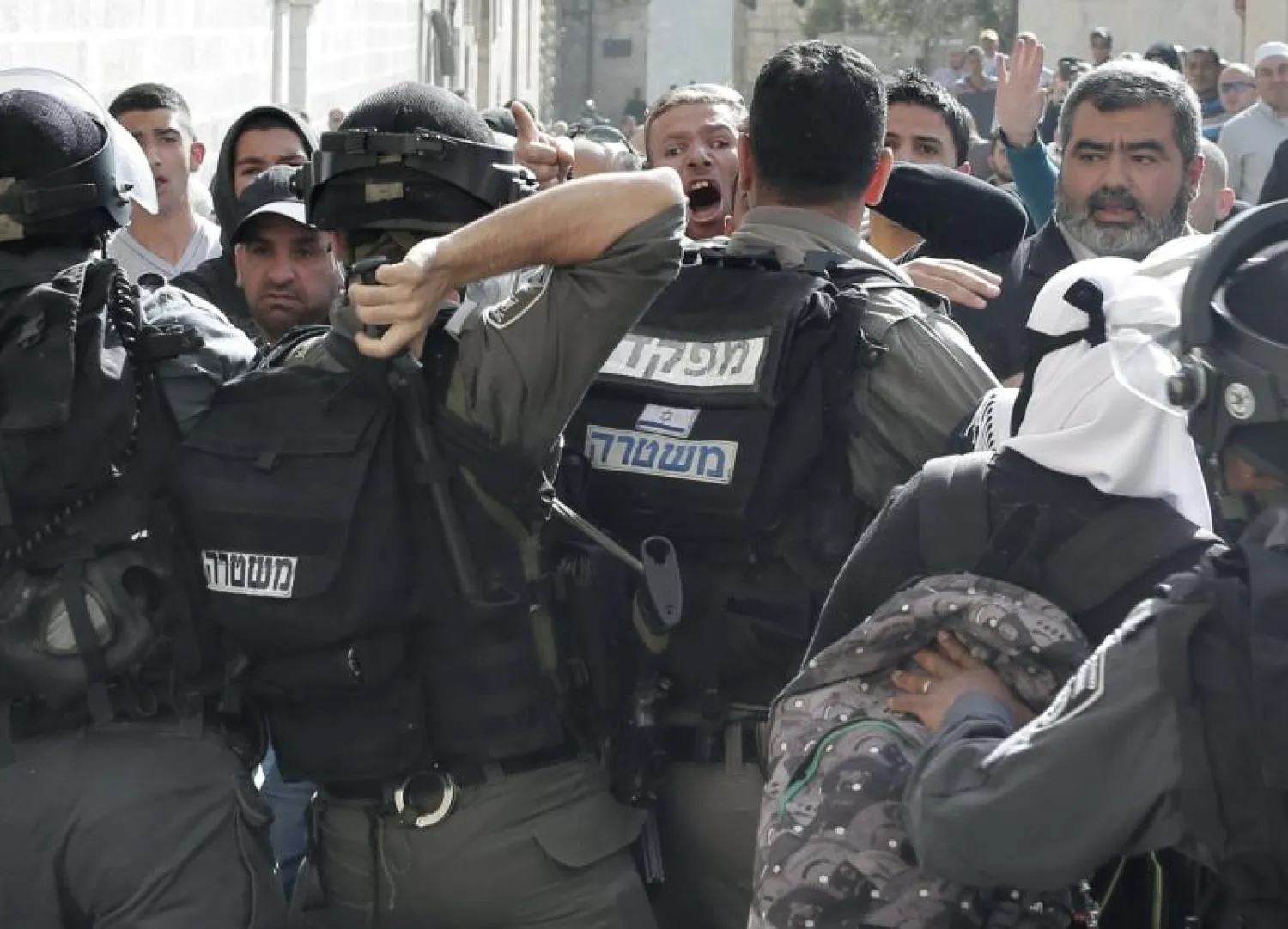 مواجهات عنيفة في ساحات الأقصى بعد محاولات اقتحامه