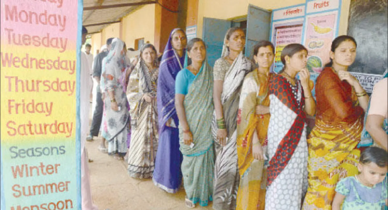 طابور للناخبات الهنديات أمام مركز اقتراع بمقاطعة بون على بعد 130 كيلومترا شمال شرقي مومباي (أ.ف.ب)