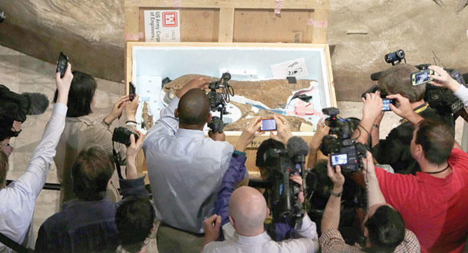 مصورون يحيطون بصندوق يحتوي علي بعض عظام الديناصور عقب وصوله لمتحف التاريخ الطبيعي في واشنطن قادما من ولاية مونتانا على بعد 2000 كيلومتر (رويترز)