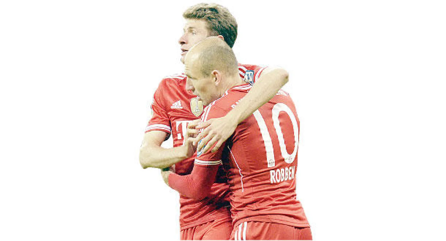 توماس مولر (يسار) يحتفل مع روبن بالتأهل للنهائي (أ.ف.ب)