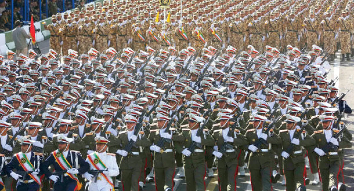 جانب من استعراض عسكري أمس بمناسبة عيد الجيش الايراني أمام ضريح الراحل آية الله الخميني (ا.ف.ب)