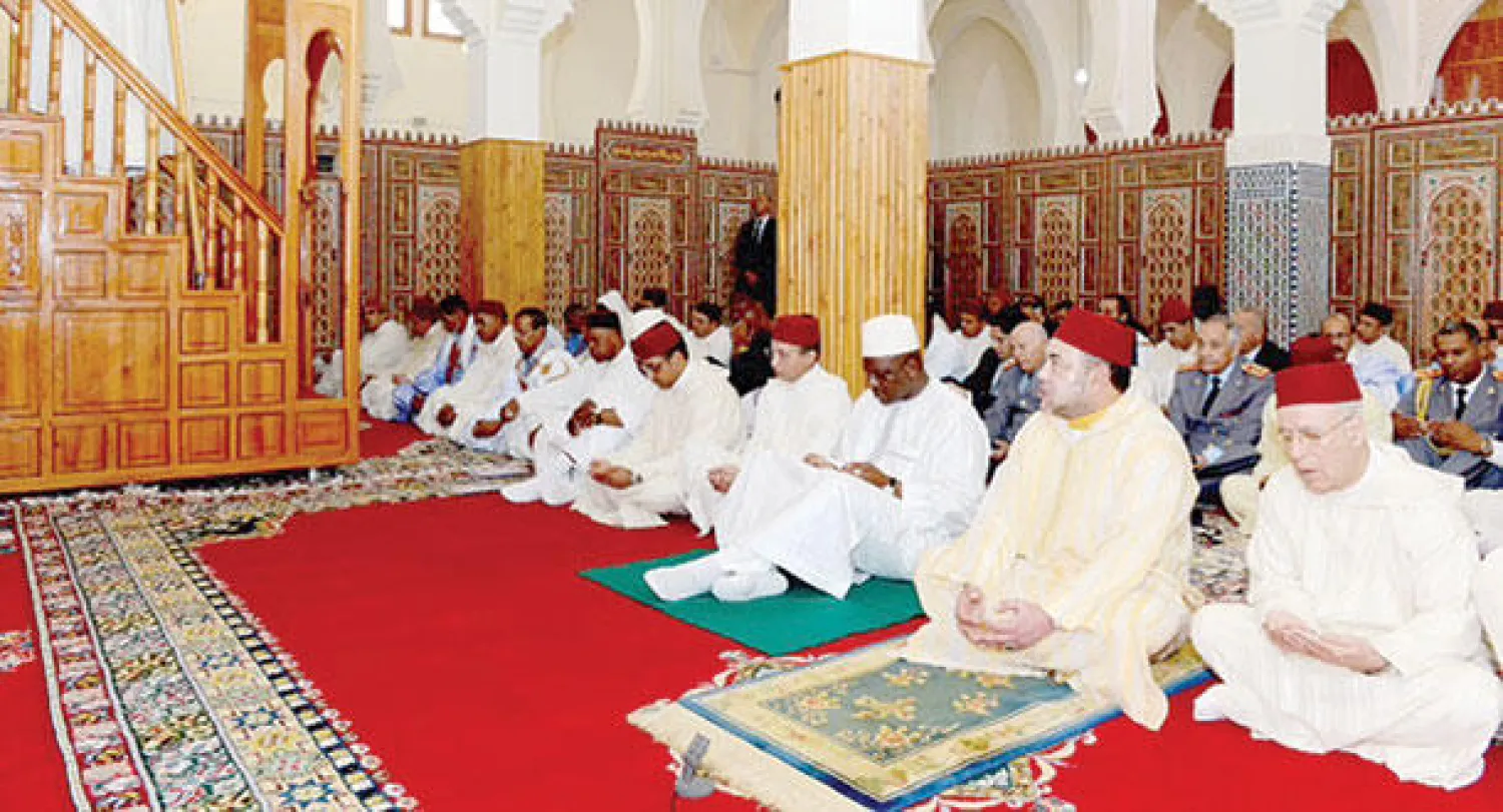 الملك محمد السادس يؤدي صلاة الجمعة في مدينة الداخلة ثاني اكبر مدن الصحراء وبدا الى جانبه وزير داخلية  جمهورية كوت ديفوار أمس  (ماب)