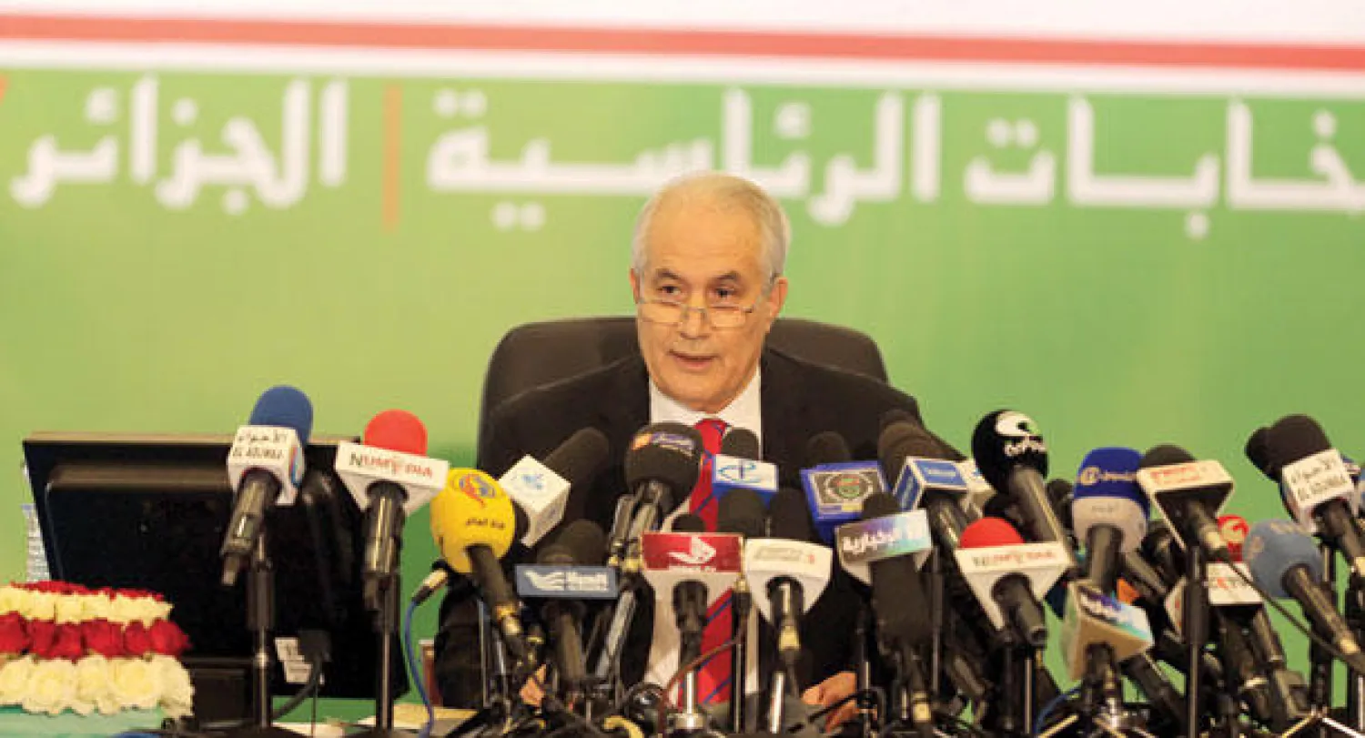 وزير الداخلية الجزائري طيب بليز لدى إعلانه عن فوز بوتفليقة في العاصمة الجزائرية أمس (إ.ب.أ)