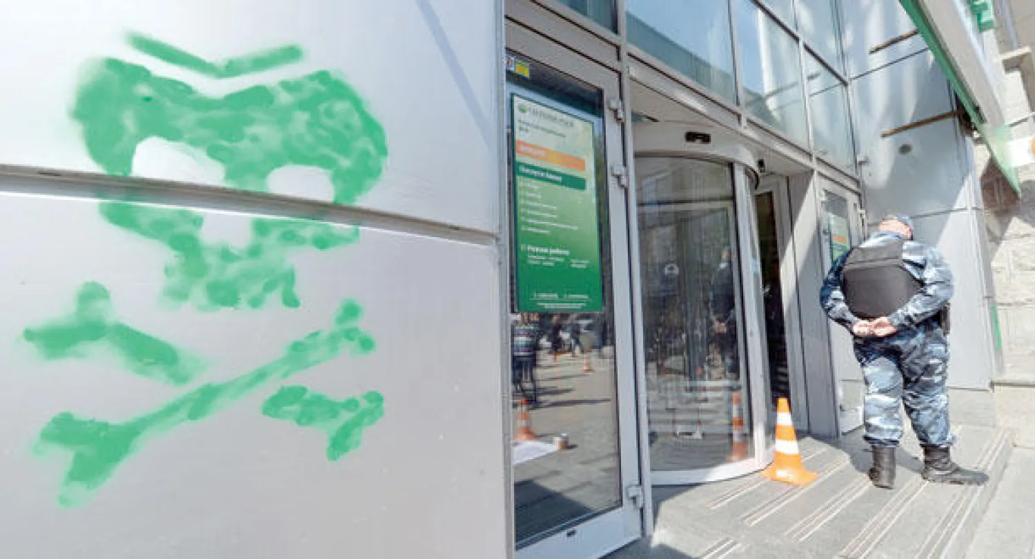 جندي أمام مقر إداري احتله انفصاليون موالون لروسيا في شرق أوكرانيا أمس (أ.ف.ب)