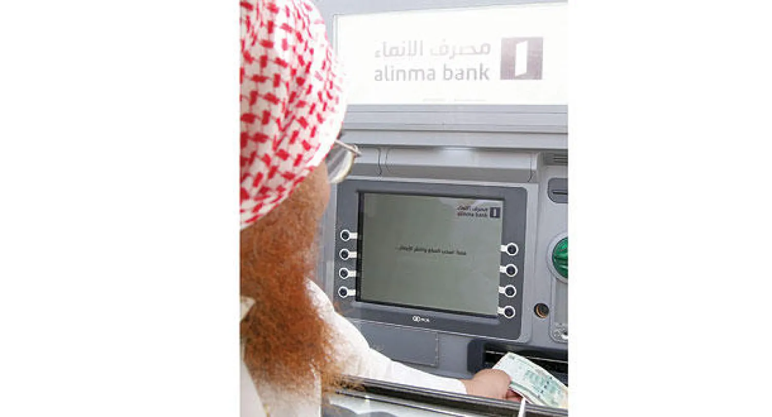 تعد القروض الاستهلاكية في السعودية الأعلى في المنطقة بعد الإمارات، خصوصا بعد تراجع أسعار الفائدة إلى 1.5 في المائة في الفترة الأخيرة (تصوير: خالد الخميس)