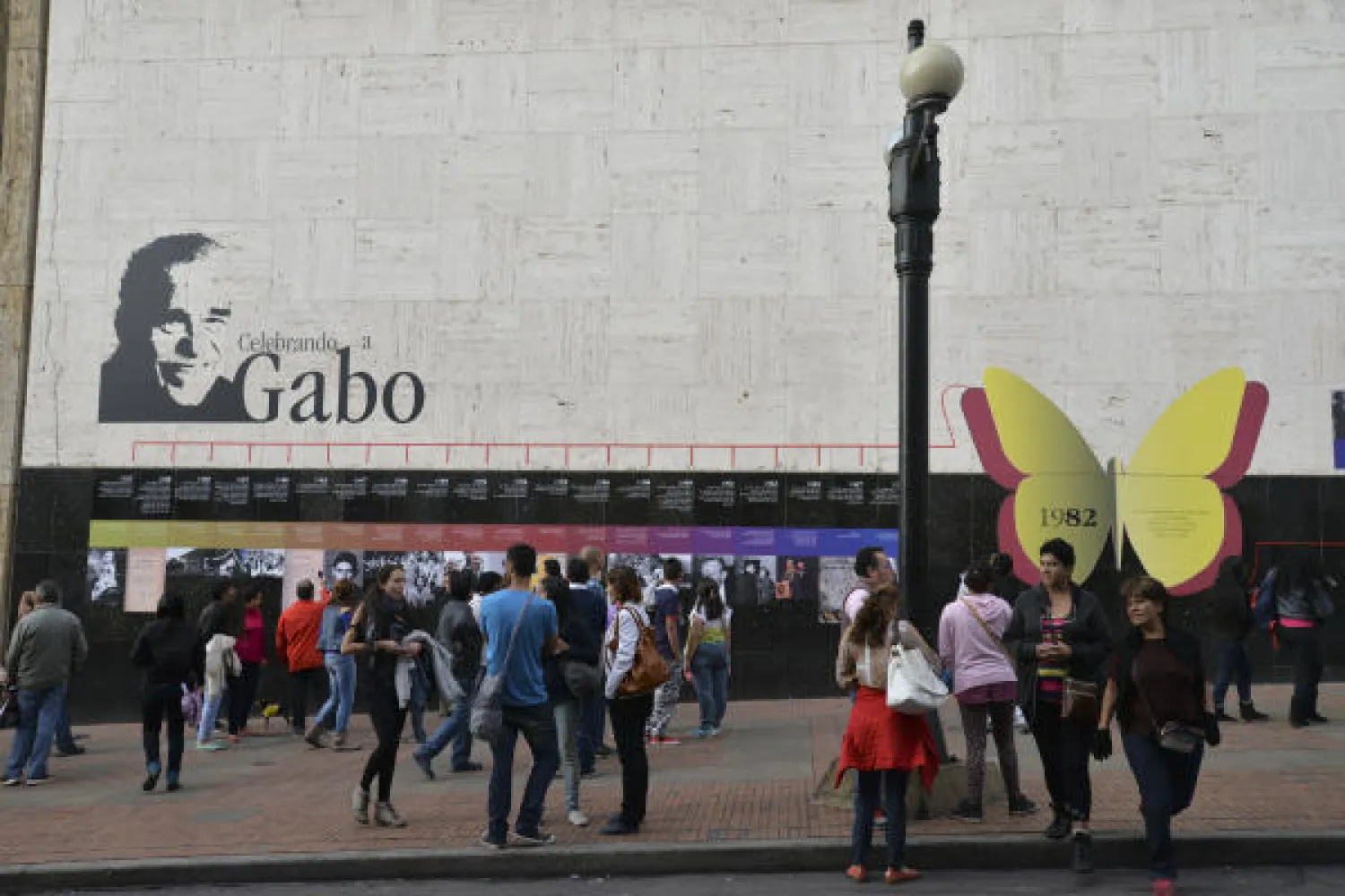 أراكاتاكا الكولومبية تودع غابو بالموسيقى والشموع والزهور