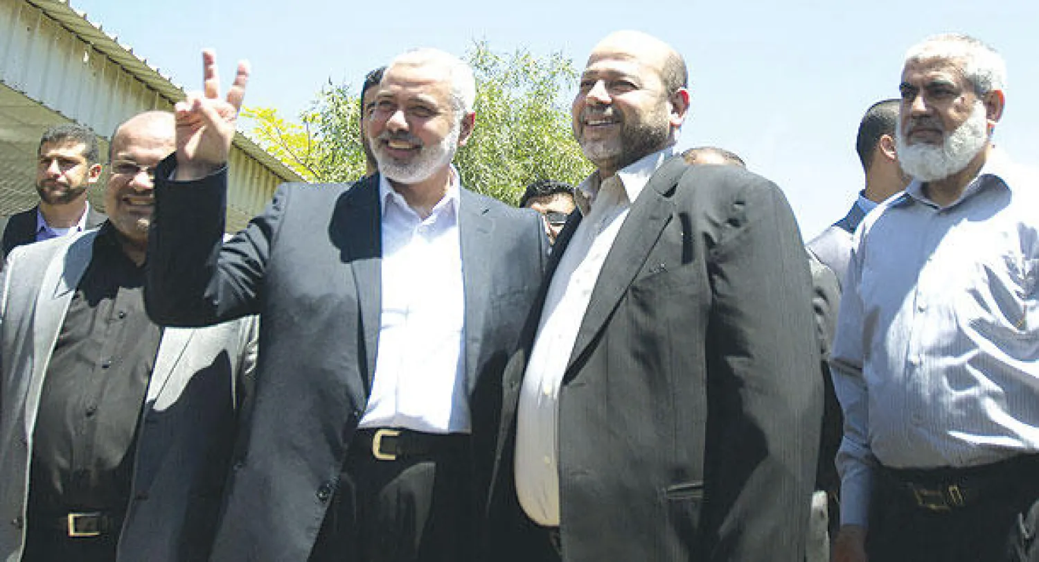 رئيس الوزراء المقال في حكومة حماس إسماعيل هنية لدى استقباله، أمس، القيادي موسى أبو مرزوق بعد وصوله إلى غزة قادما من مصر (أ.ف.ب)