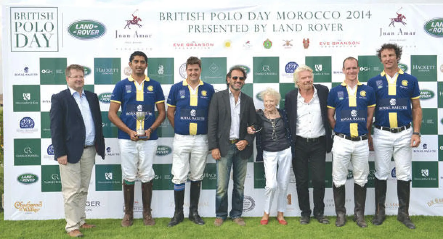 عمار عبد الهادي المدير العام لشركة الأمل المغربية للاستثمارات وإيف برانسون ونجلها ريشارد برانسون عن مؤسسة «إيف برانسون» خلال تتويج الفائزين في إحدى مباراتي البولو خلال فعاليات تظاهرة البولو الخيرية المنظمة بتنسيق بين «منتجع جنان عمار» و«مؤسسة إيف برانسون» بمراكش (تصوير: عبد الرحمن المختاري)