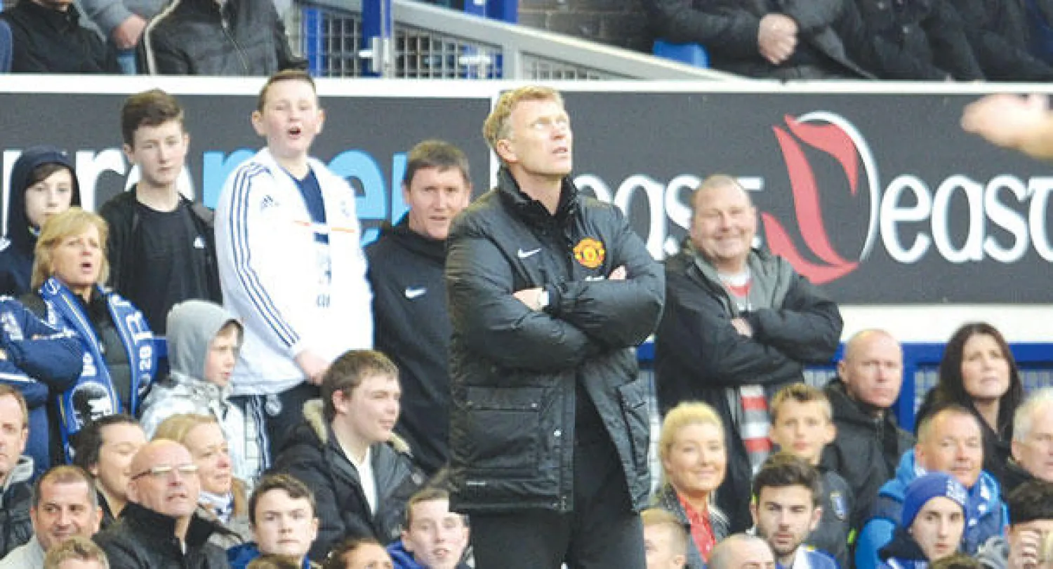 مويز ينظر لأعلى كأنه يتجنب متابعة المنافسة بين فريقه وإيفرتون (أ.ب)