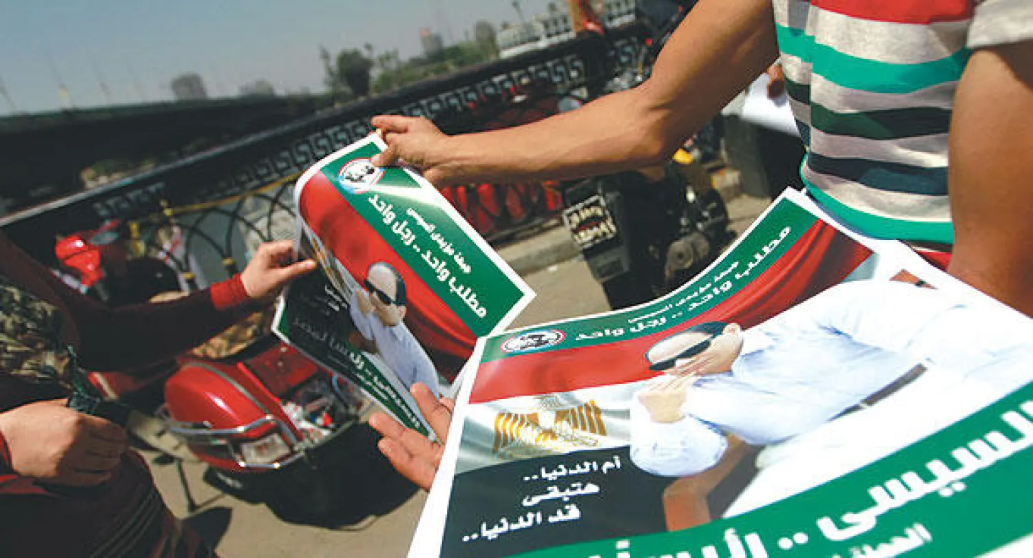 انتشرت أساليب الدعاية الانتخابية للمرشحين للرئاسة أمس وبخاصة على شاطئ النيل استغلالا لاحتفالات المصريين بأعياد الربيع (أ.ب)