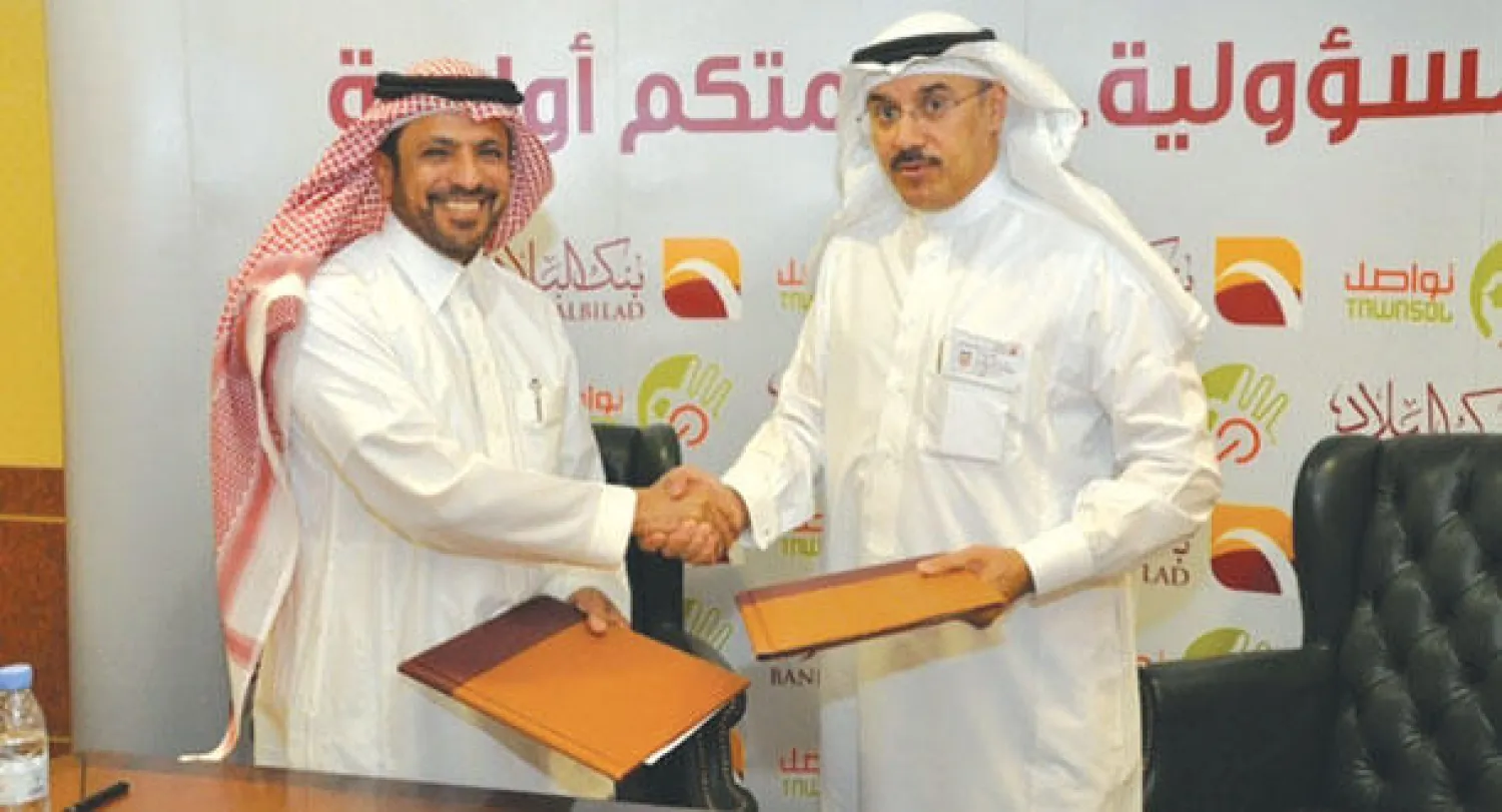 خالد بن سليمان الجاسر الرئيس التنفيذي لبنك البلاد بعد توقيع الاتفاقية