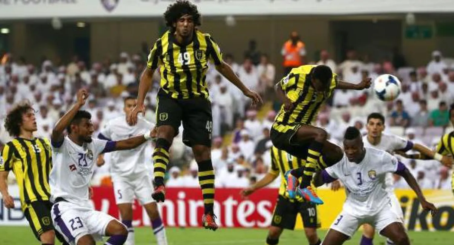 الكرة تأخذ طريقها نحو الشباك الإتحادية بعد تحويلها بالخطأ من قبل منصور شراحيلي (أ.ف.ب)