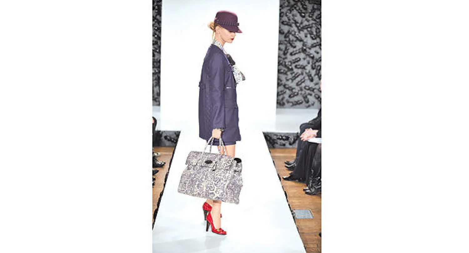  من عرض قديم لمالبوري تظهر فيه حقيبة «بايزووتر» الشهيرة بحجم كبي