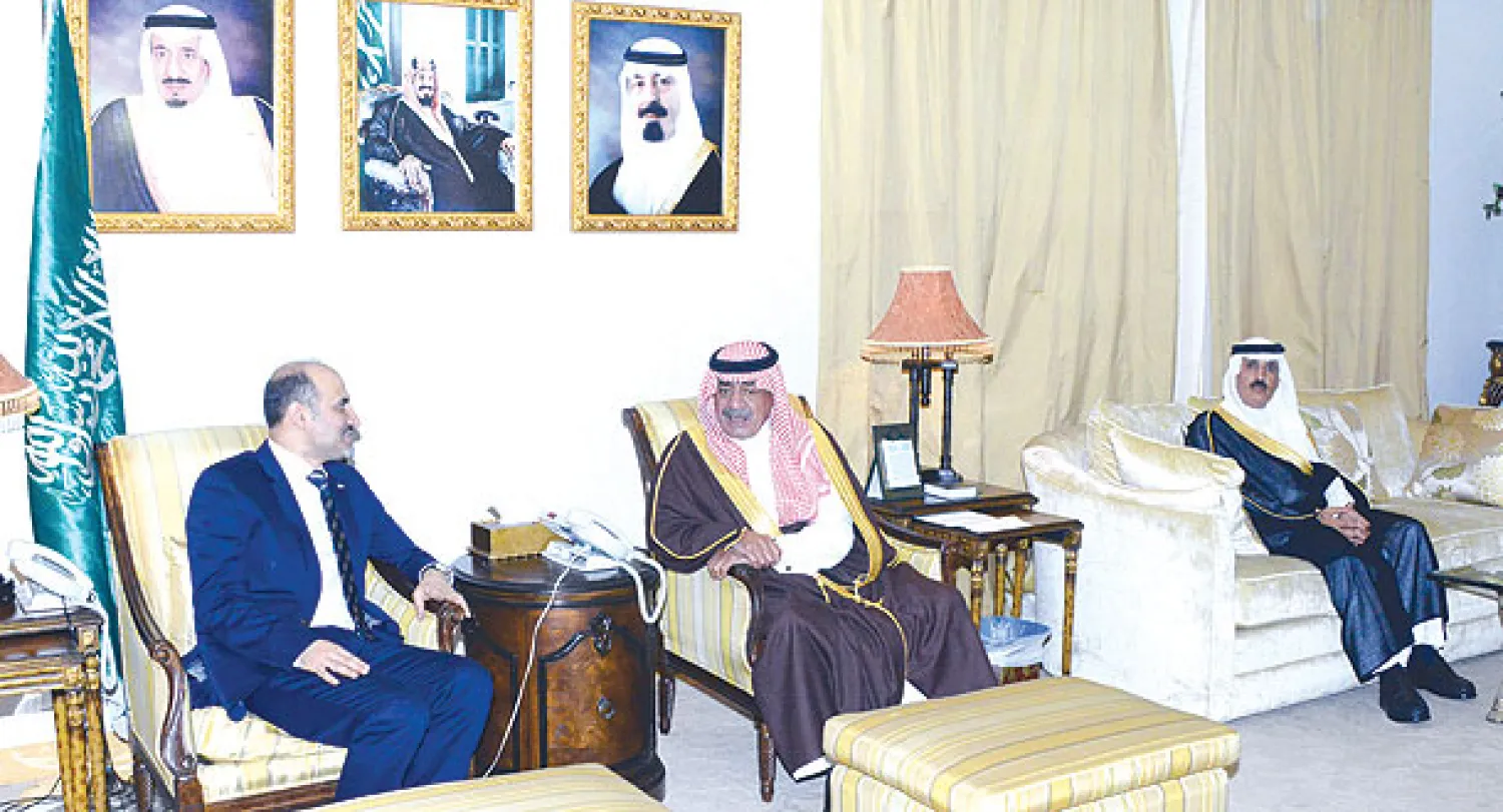 الأمير مقرن خلال لقائه رئيس الائتلاف الوطني السوري (واس)