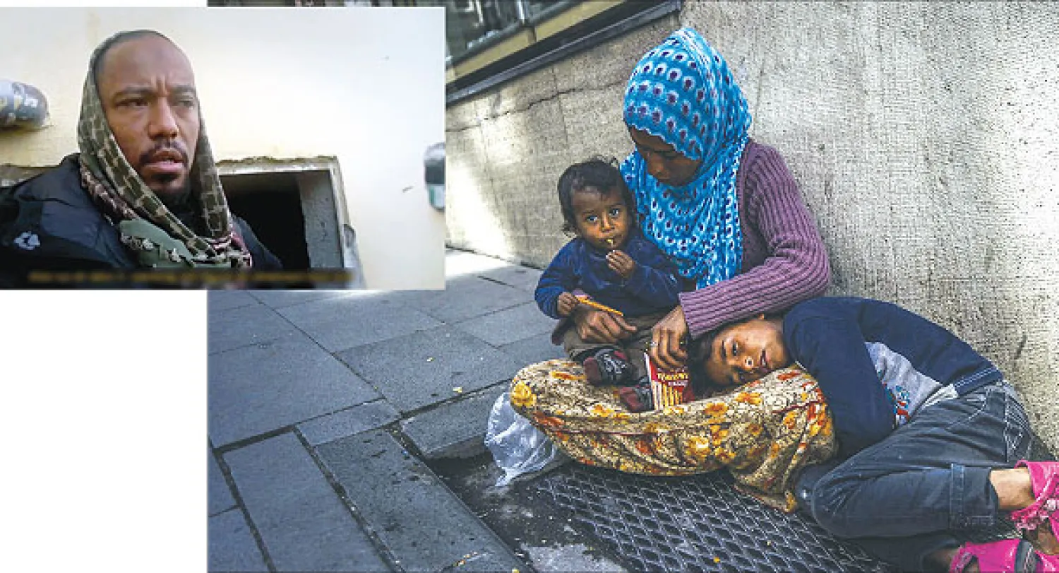 سورية مع طفليها على قارعة الطريق في أحد شوارع إسطنبول أمس. وفي الاطار صورة يعتقد انها لابو طلحة الأماني  (أ.ف.ب)