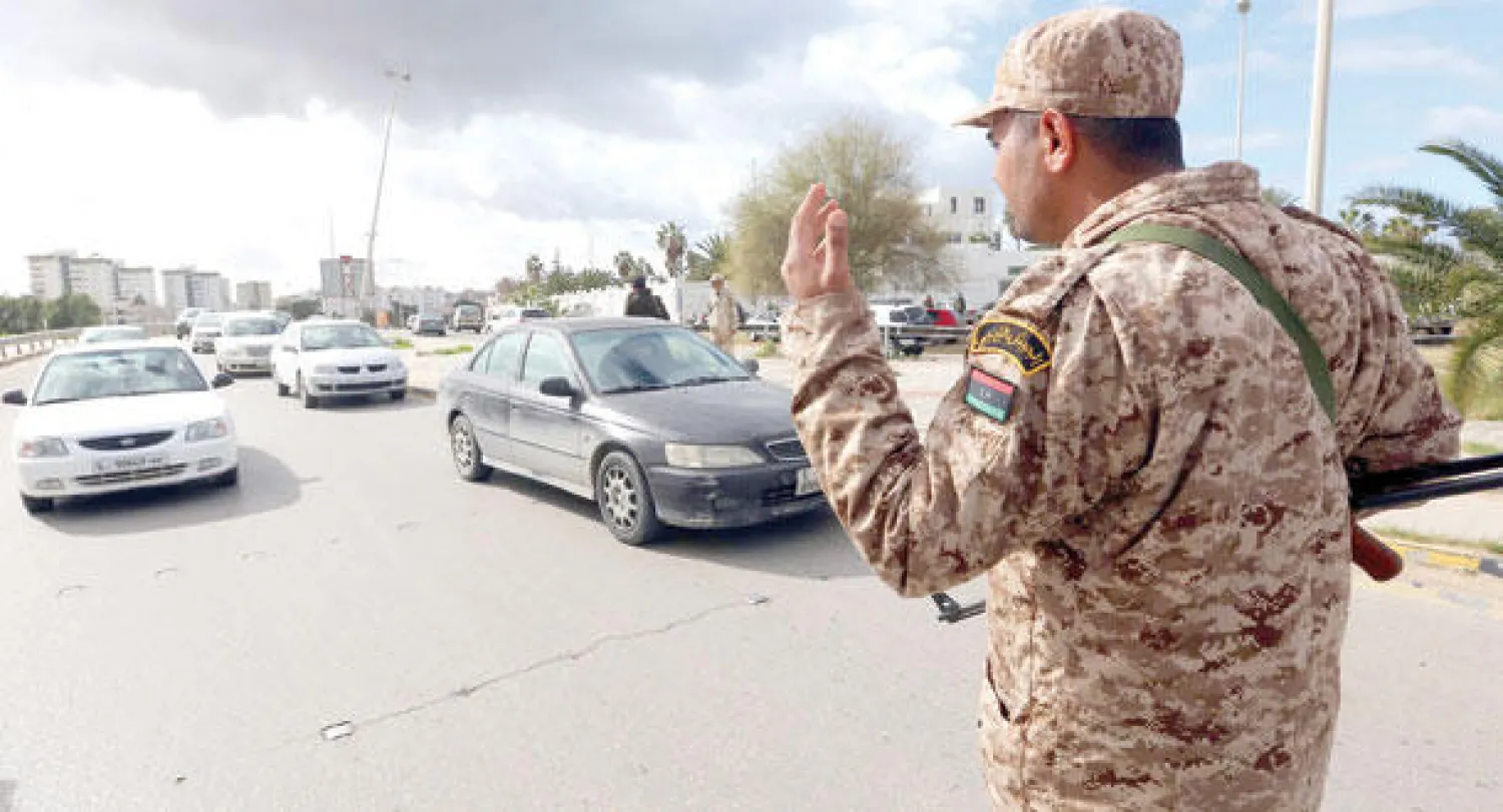 جندي من الجيش الليبيي يقوم بالحراسة في نقطة تفتيش بالعاصمة طرابلس (أ.ف.ب)