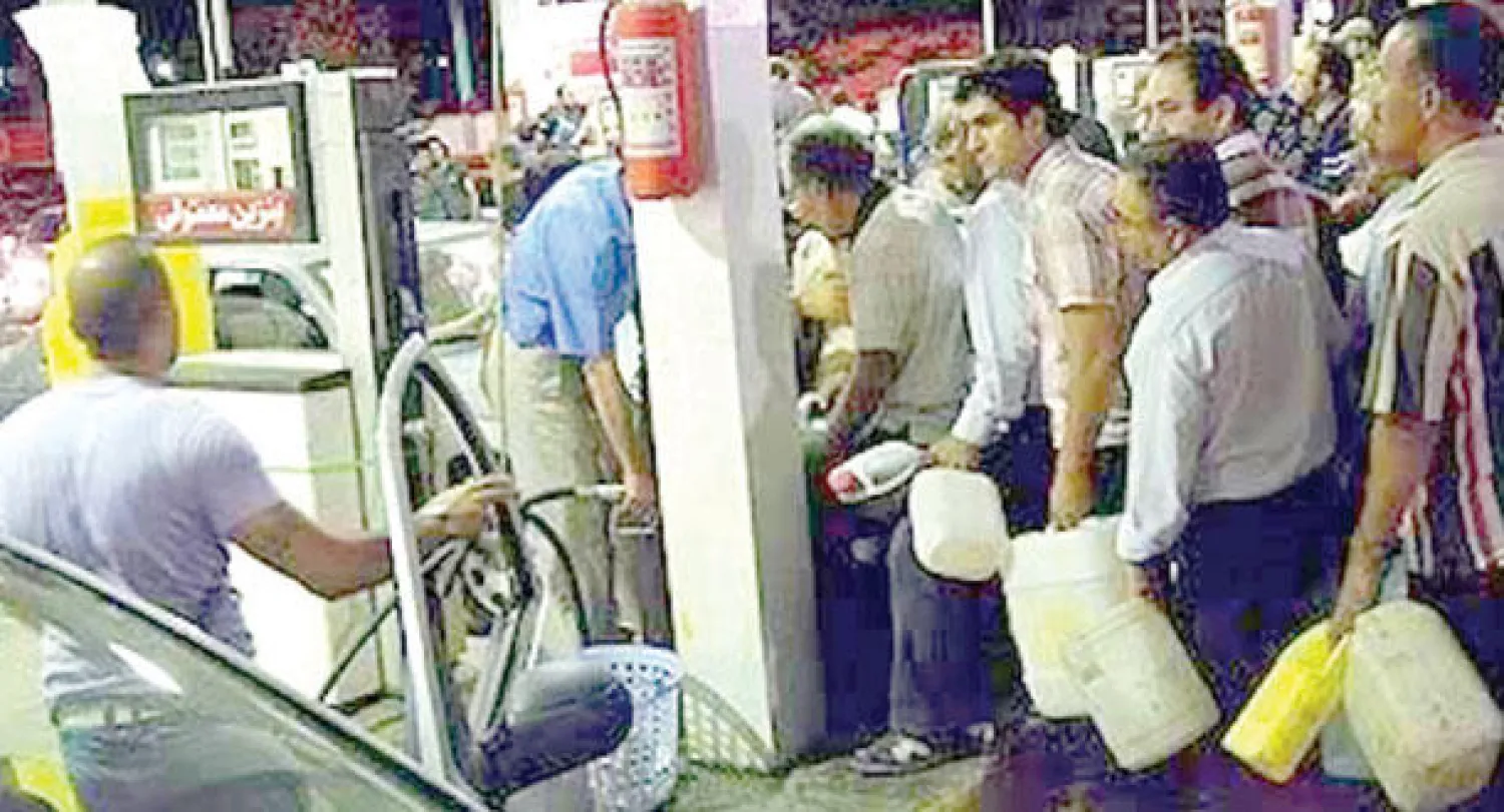 طوابير الإيرانيين أمام محطات الوقود ({الشرق الأوسط})