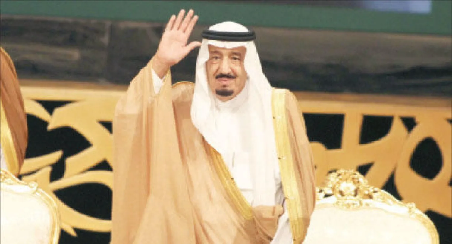 ولي العهد السعودي يلوح للحاضرين بعد افتتاحه نيابة عن خادم الحرمين فعاليات ملتقى الحج التي عقدت بمقر جامعة أم القرى في مكة المكرمة أمس (تصوير: أحمد حشاد)