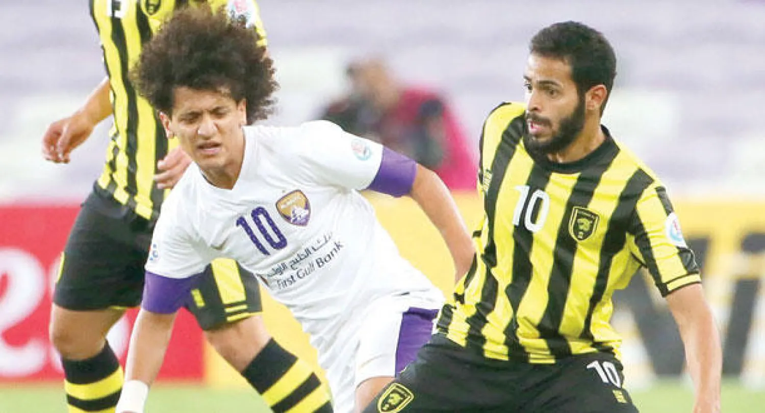 صراع على الكرة بين الفريدي من الاتحاد وعموري من العين في مباراة الفريقين أول من أمس في الدوري الآسيوي