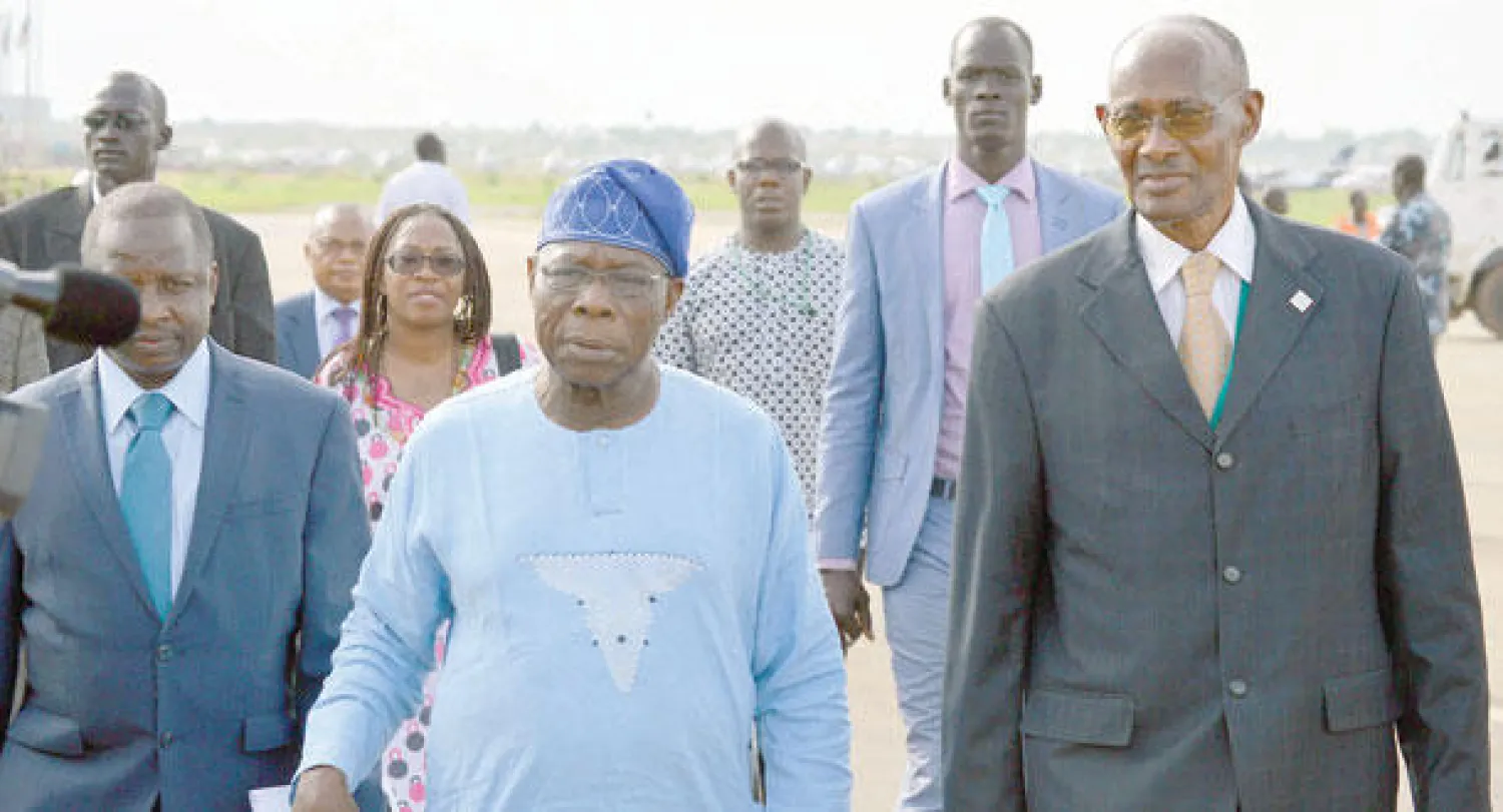 الرئيس النيجيري السابق أوليسغون أوباسانجو لدى وصوله إلى جوبا عاصمة جنوب السودان أمس في مهمة وساطة تابعة للاتحاد الأفريقي (أ.ف.ب)