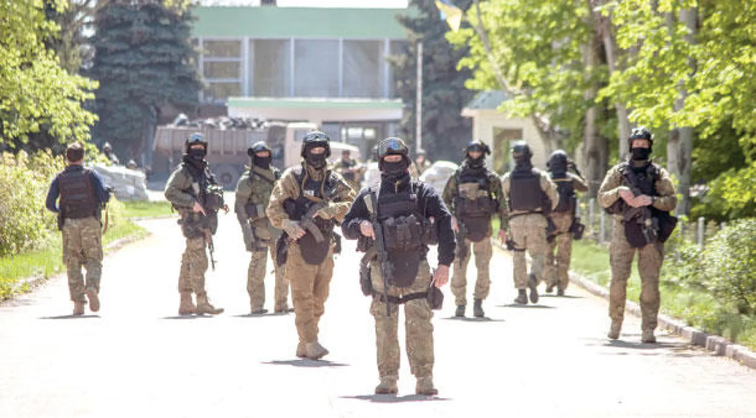 قوات خاصة أوكرانية تغلق الطريق أمام مطار كراماتورسك بمدينة دونيتسك بشرق البلاد أمس (ا.ب.ا)