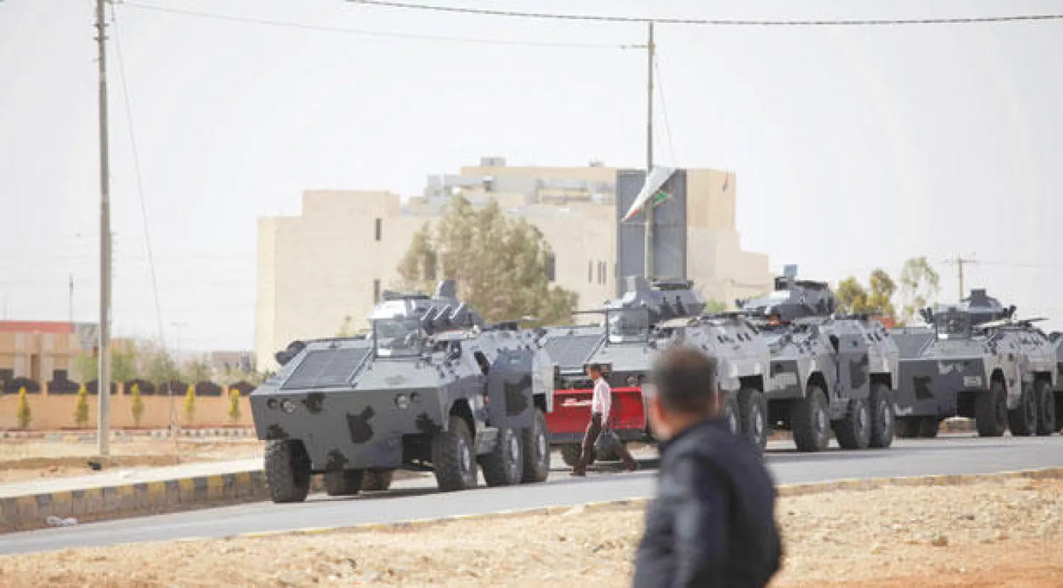 جانب من التعزيزات العسكرية للجيش الاردني في مدينة معان بعد المواجهات التي حصلت أخيرا (أ.ب)