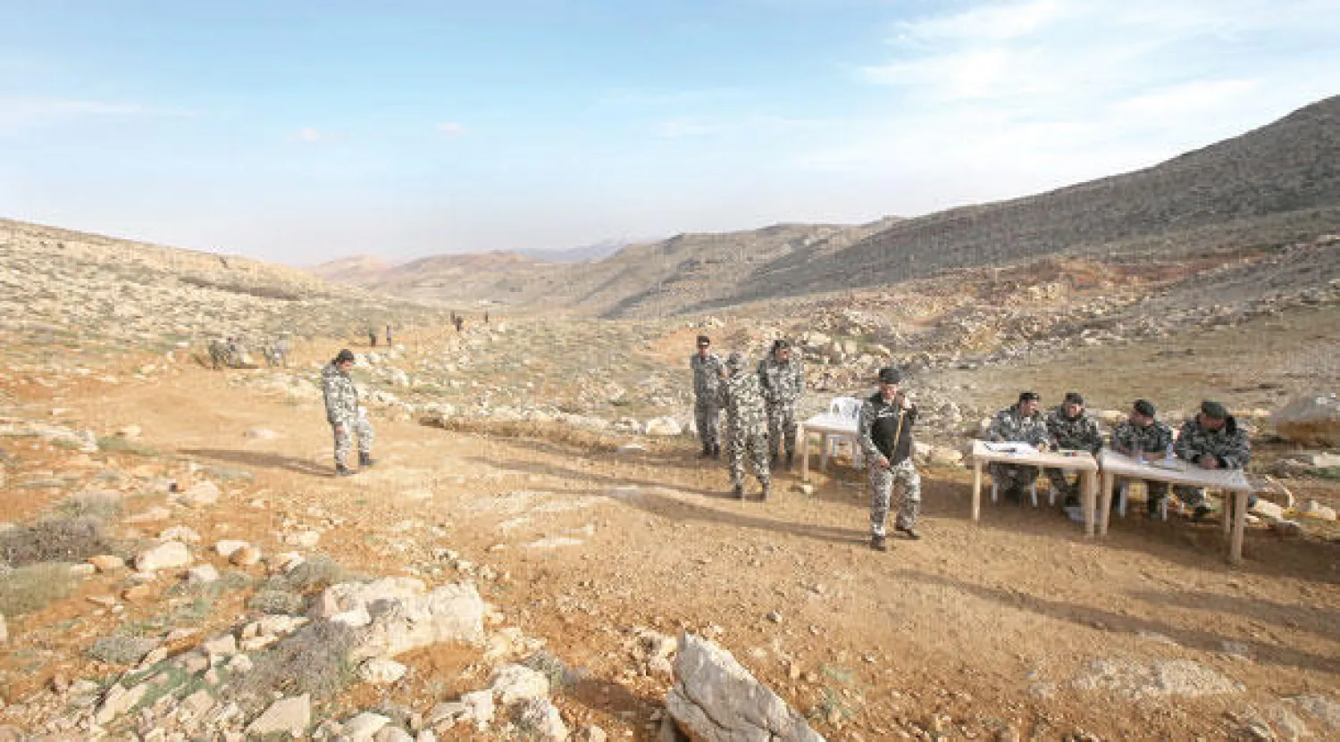 قوات من الأمن اللبناني في نقطة تفتيش مؤقتة بالقرب من بلدة الطفيل الحدودية أول من أمس (أ.ب)