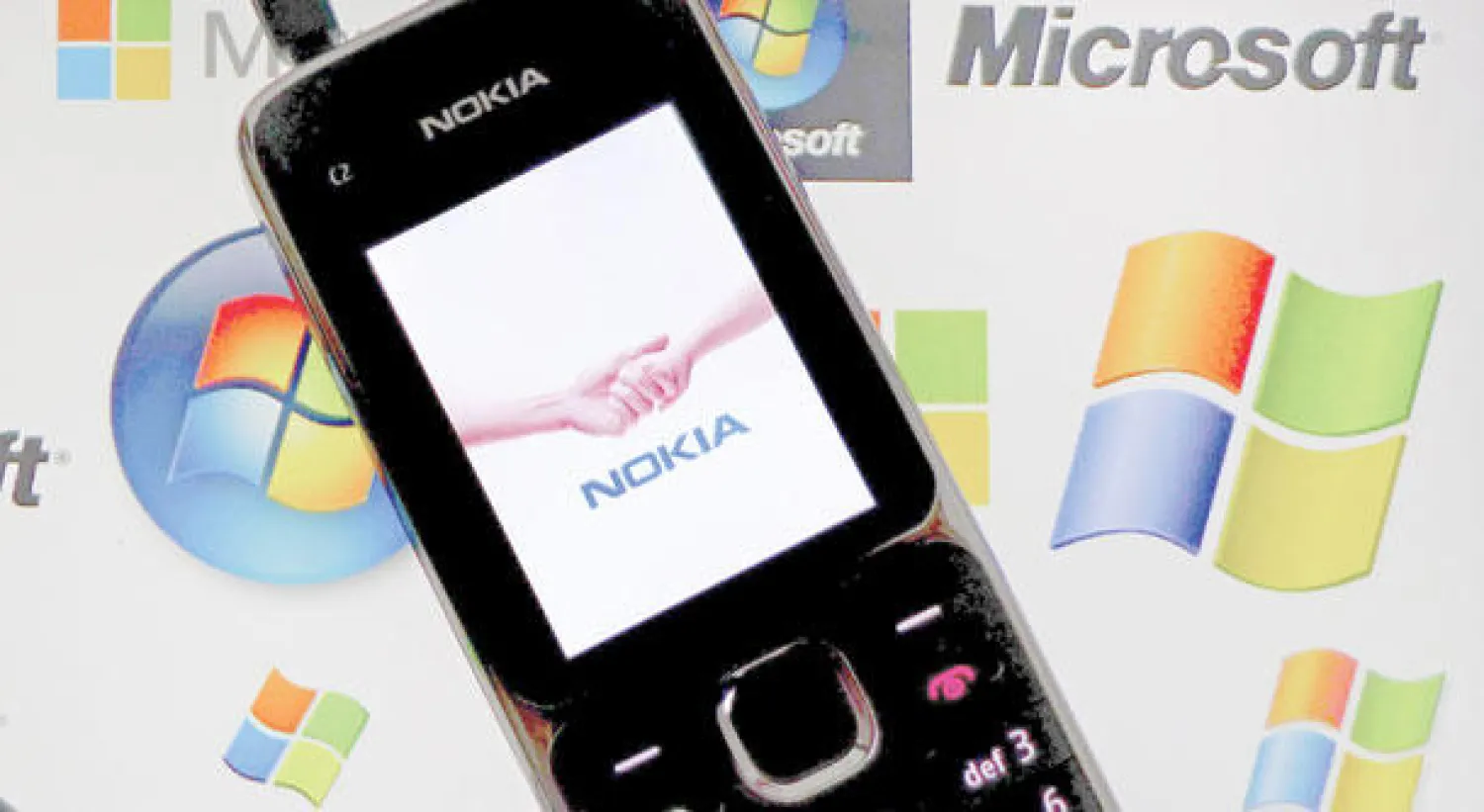 أول إعلان عن صفقة الاستحواذ لصالح العملاق الأميركي مايكروسوفت بشرط بقاء مصنعي الهند وكوريا (رويترز)