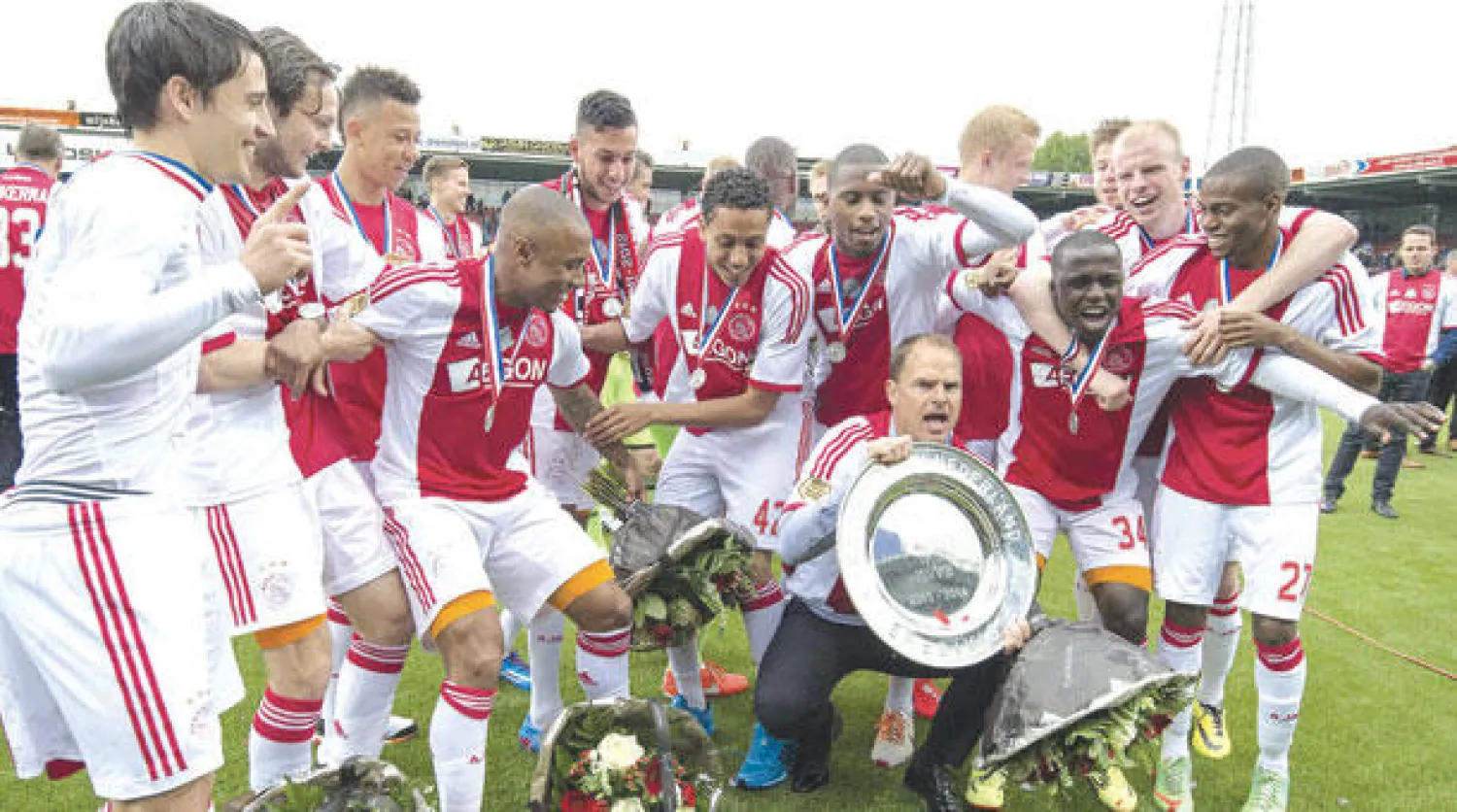 لاعبو أياكس الهولندي خلال احتفالهم باللقب (إ.ب.أ)