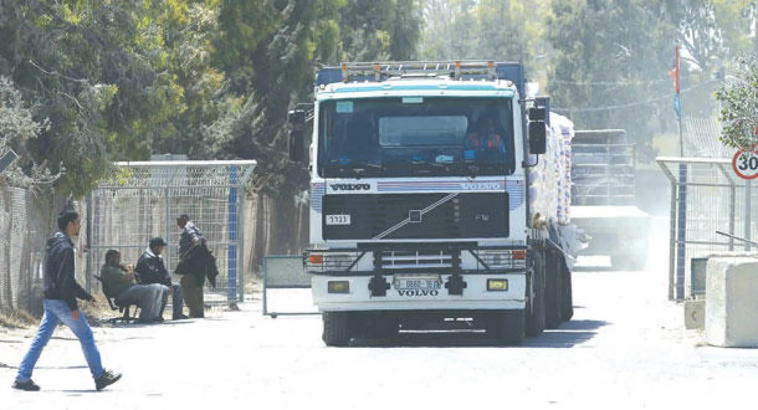 شاحنة بضائع تدخل مدينة رفح بعد اجتيازها معبر كرم أبو سالم الذي أعادت إسرائيل افتتاحه أمس (أ.ف.ب)