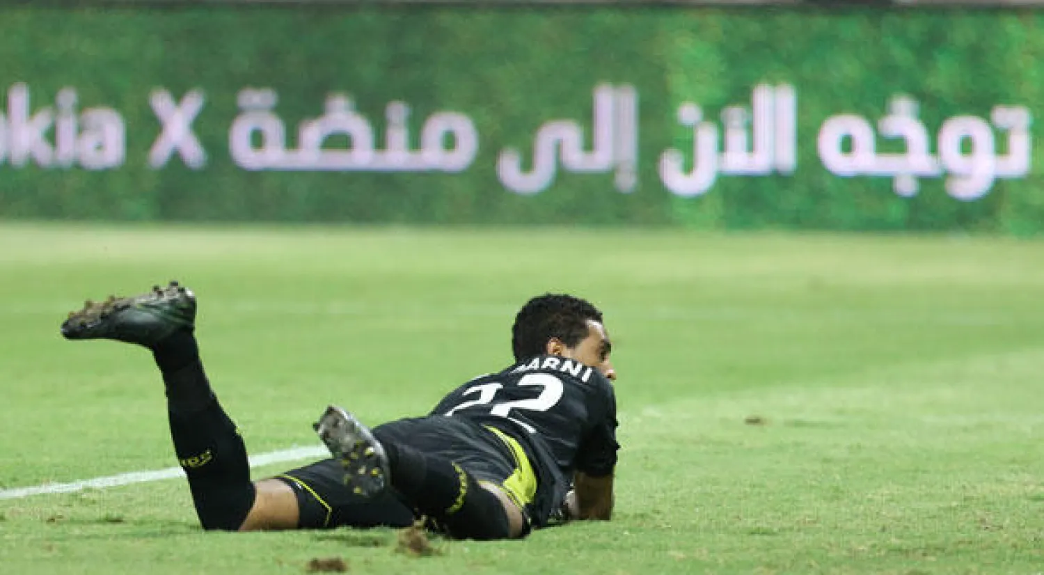 فواز القرني حارس الإتحاد ينظر بحسرة للكرة وهي تعانق شباكة (تصوير: عدنان مهدلي)