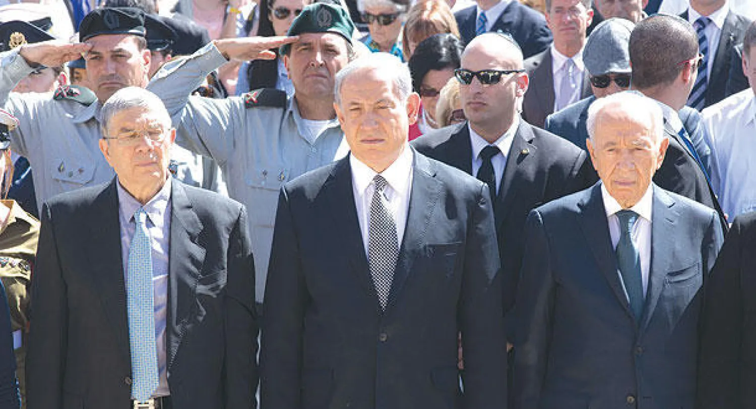 الرئيس الإسرائيلي شيمعون بيريس وإلى جانبه رئيس الحكومة بنيامين نتنياهو خلال إحياء ذكرى «المحرقة اليهودية» في القدس أمس (إ.ب.أ)