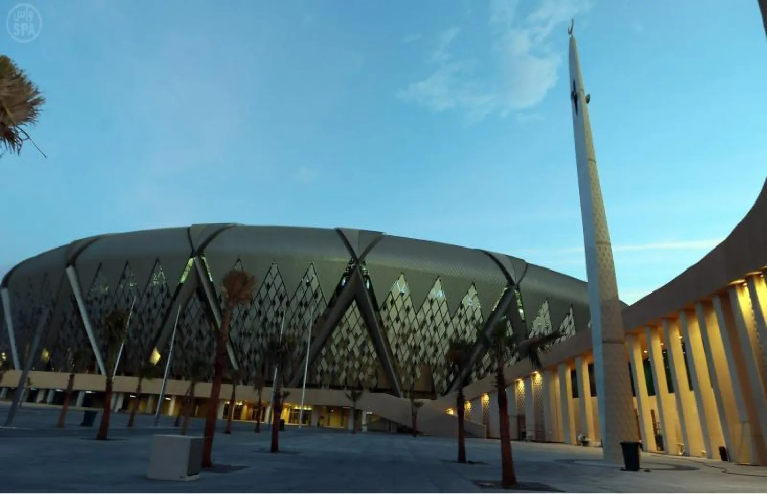 «مركبة فضائية» تزين افتتاح الملك لـ«جوهرة ملاعب العالم المُشعة»