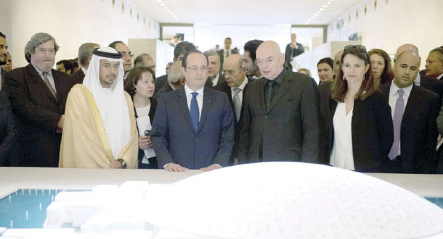 الرئيس الفرنسي وإلى يمينه الشيخ سلطان بن طحنون آل نهيان، رئيس هيئة السياحة والثقافة في أبوظبي، يشاهدان مجسم متحف «أبوظبي اللوفر»، وإلى جوارهما المهندس المعماري جان نوفل مصمم المتحف، ووزيرة الثقافة الفرنسية أورلي فيلبتي (أ.ف.ب)