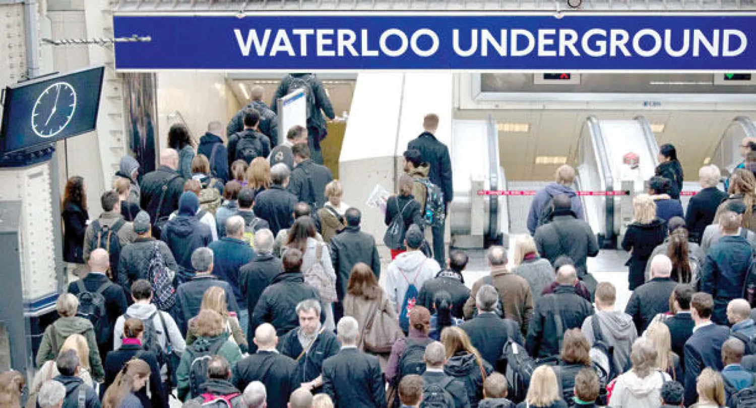 الكثير من الركاب اضطروا للبحث عن وسائل بديلة للوصول إلى أعمالهم (أ.ب)