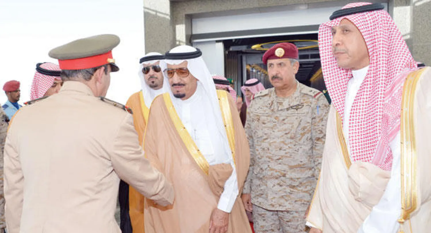 الأمير سلمان بن عبد العزيز لدى وصوله إلى جدة أمس بعد رعايته اختتام تمرين «سيف عبد الله» والعرض العسكري  في حفر الباطن (واس)
