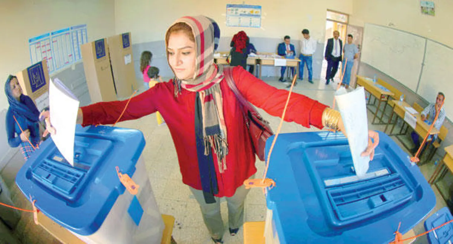 عراقية تقترع في أحد المراكز الانتخابية بكركوك أمس (أ.ف.ب)