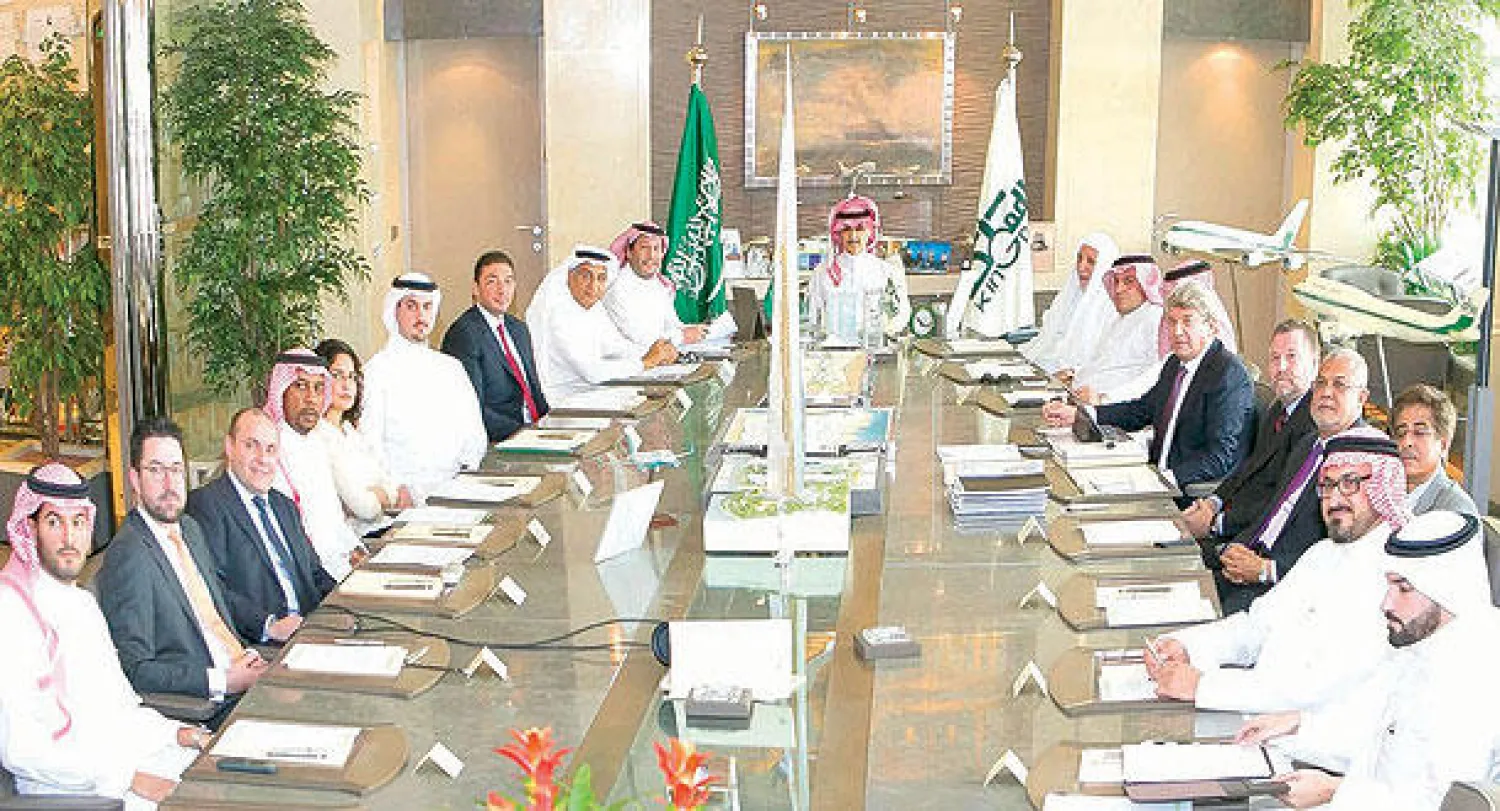 الأمير الوليد بن طلال مترأساً اجتماع مجلس إدارة شركة «جدة الاقتصادية»، في الرياض، أمس («الشرق الأوسط»)