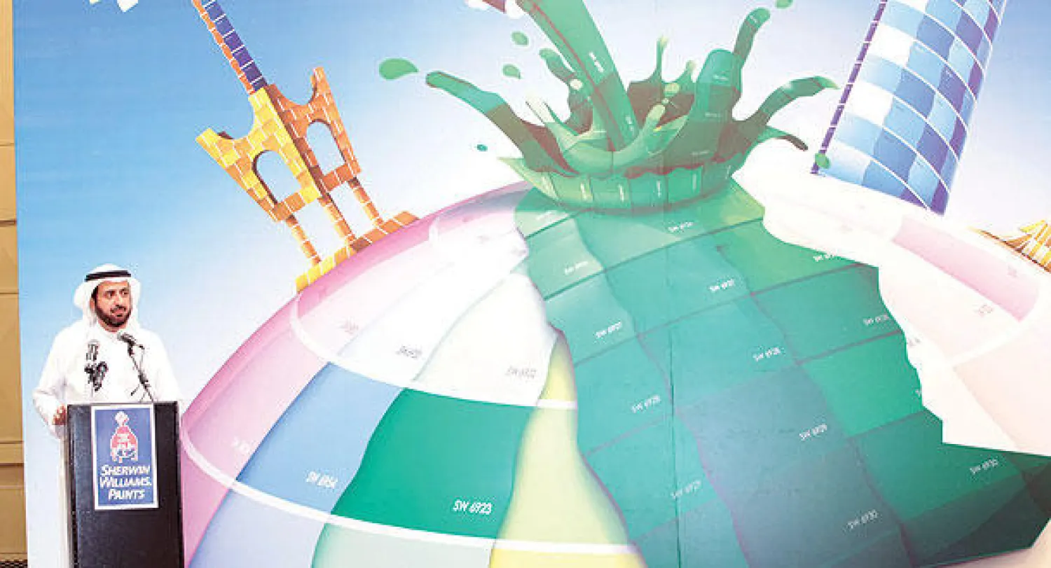 د. توفيق الربيعة وزير التجارة السعودي خلال تدشينه مصنعا في جدة أمس («الشرق الأوسط»)