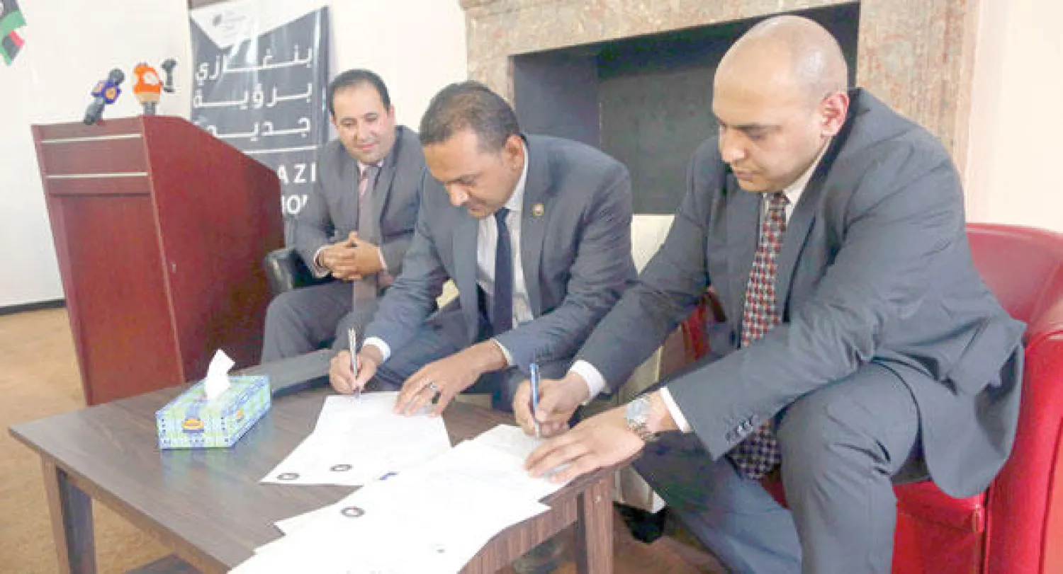 هشام الورفلي عضو المبادرة الوطنية يوقع مع اعضاء في المجلس المحلي في بنغازي وثيقة لانشاء مجلس محلي فيها بدعم من الاتحاد الاوروبي (رويترز)