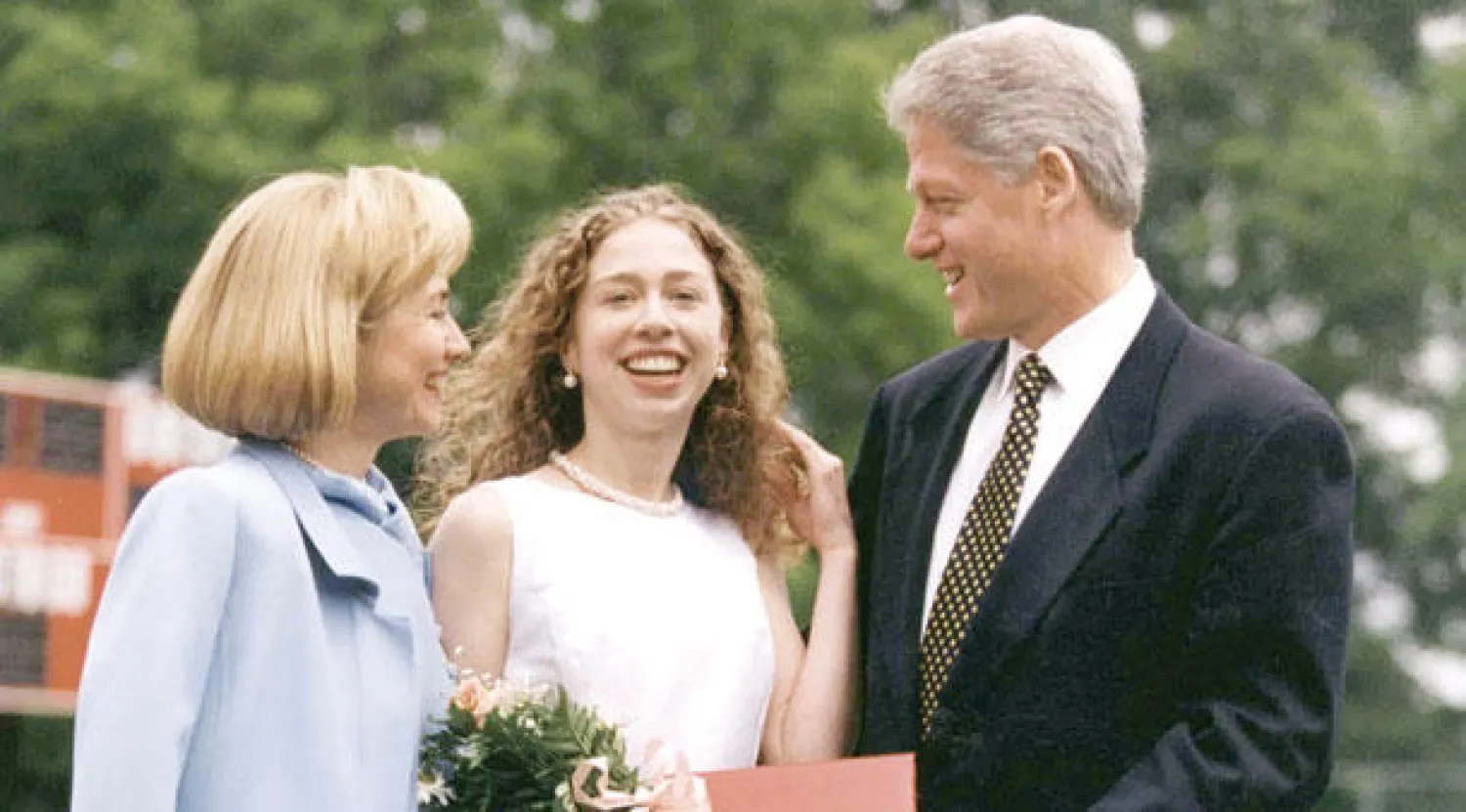 الرئيس الأميركي بيل كلينتون وزوجته هيلاري مع ابنتهما خلال تخرجها من مدرسة «سيدويل» الثانوية في واشنطن في يونيو 1997 (رويترز)