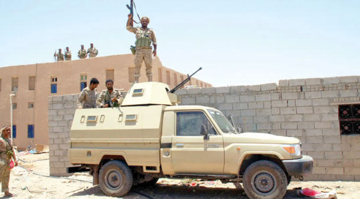 عناصر أمنية يمنية تستعرض قوتها فيما تتصاعد مواجهة أفراد تنظيم القاعدة في مدن يمنية عدة (إ.ب.أ)