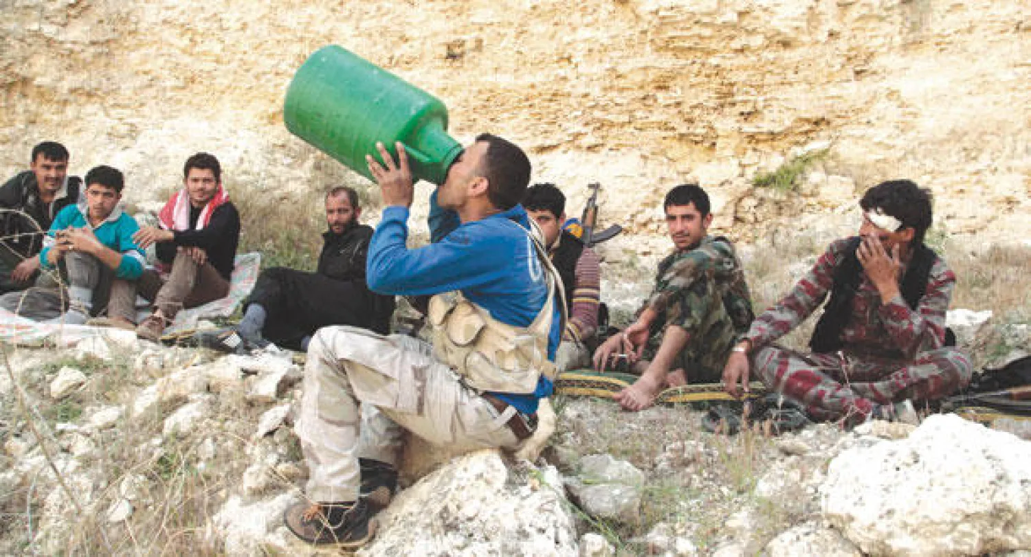 صورة وزعت أمس لمقاتلين في الجيش السوري الحر خلال استراحة من عناء القتال في حي شيخ نجار بحلب (رويترز)