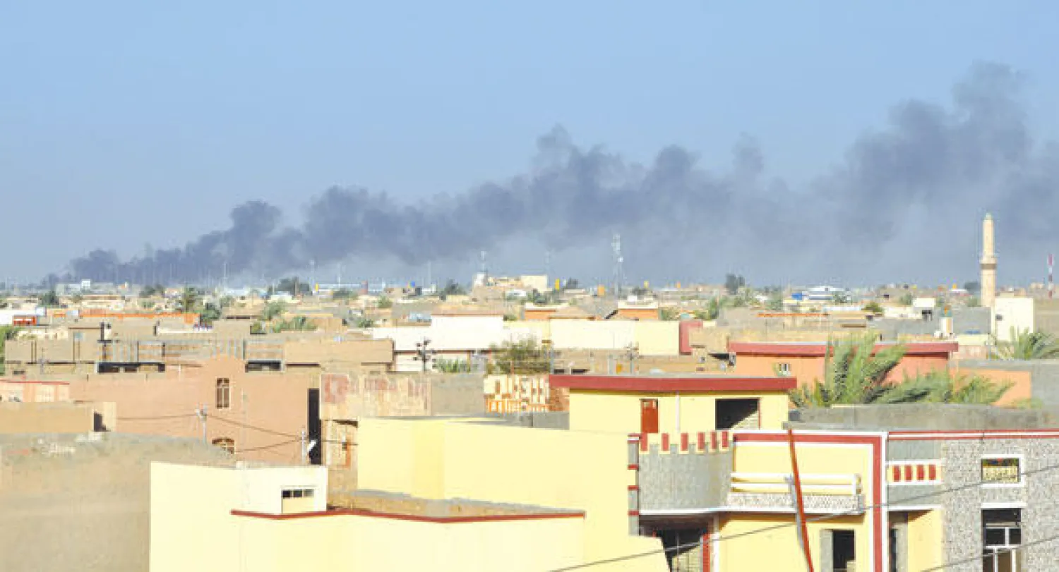 أعمدة الدخان تتصاعد من موقع قصف جنوب الفلوجة أمس (أ.ف.ب)