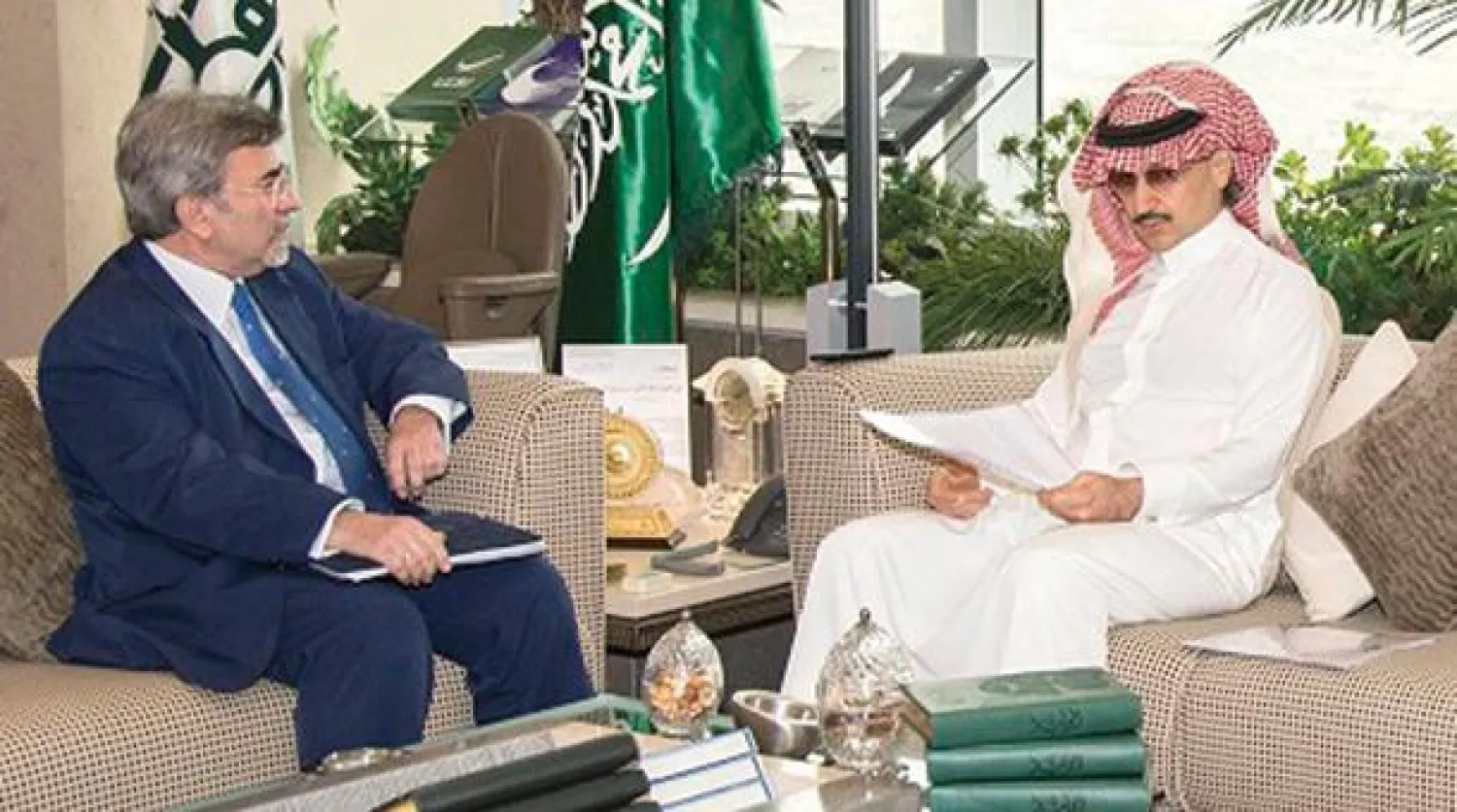 الأمير الوليد يتسلم دعوة رسمية لزيارة اليونان