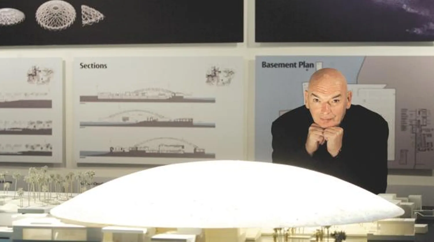 المعماري الفرنسي جان نوفيل أمام مجسم لمتحف اللوفر أبوظبي الذي قام بتصميمه (أ.ف.ب)